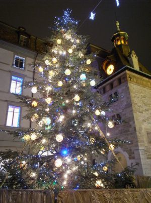 クリスマスツリーと時計塔.jpg