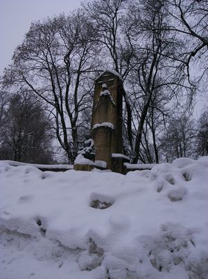 雪に埋まった像.jpg